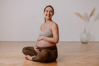 Die Schwangere Julia Pross hält ihren Bauch