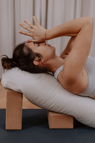 Eine Frau macht Yoga und meditiert