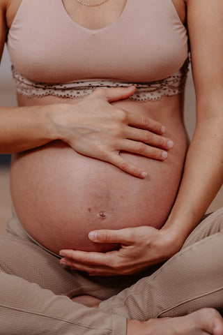 Eine schwangere Frau im 3.Trimester hält ihren Bauch
